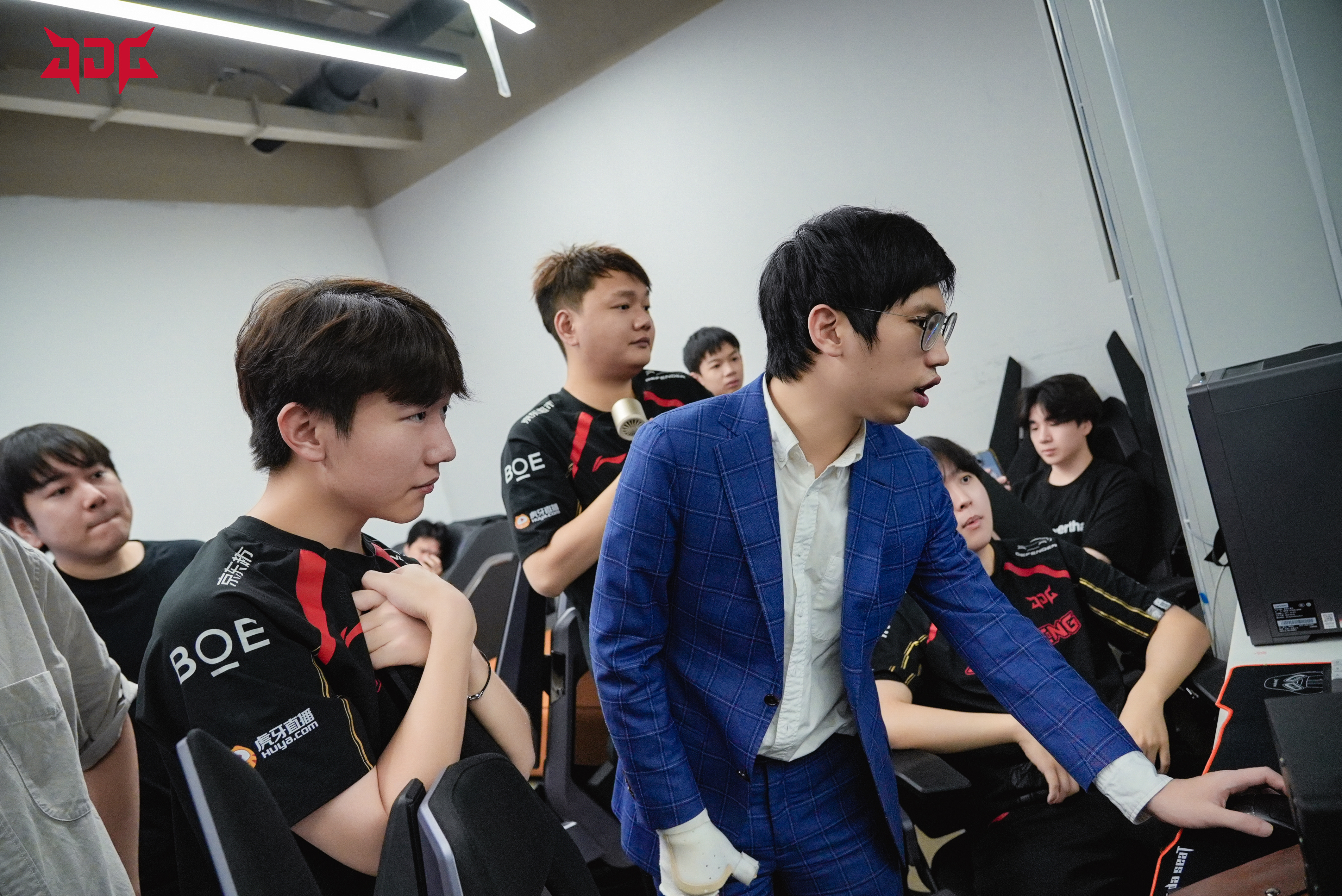 TES力克FPX，Caps拿下关键大龙激烈交锋全球总决赛，让粉丝疯狂欢呼的简单介绍